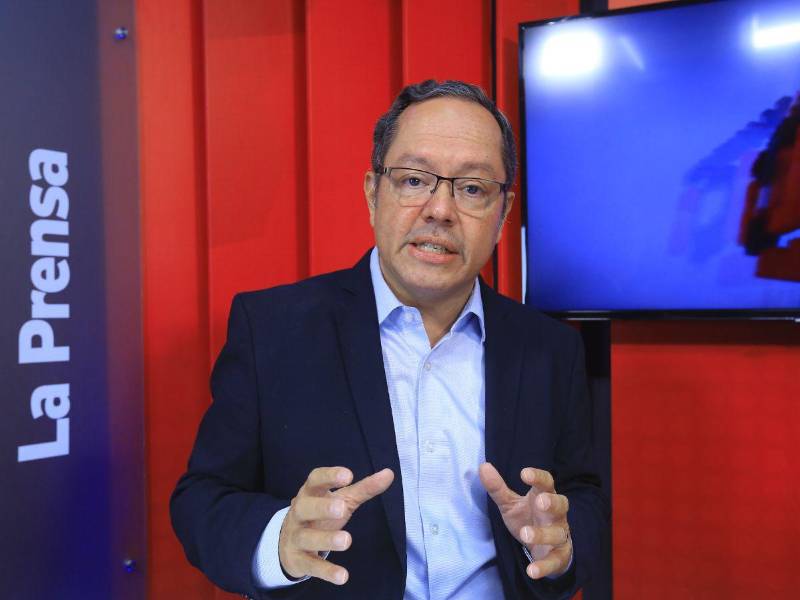 El economista Rafael Delgado en una entrevista en el estudio de LA PRENSA.