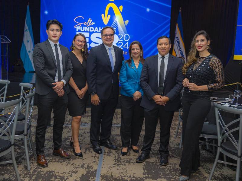 Ejecutivos de Grupo Ficohsa presentes en la ceremonia de entrega de Sello Fundahrse.