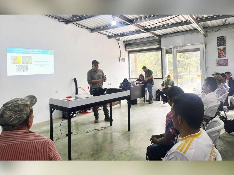 El encuentro reunió a productores locales para explorar soluciones avanzadas para el cultivo de café.