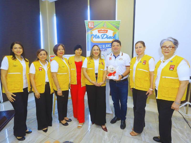 Equipo de la Fundación Hondureña para el Niño con Cáncer entregó un reconocimiento a Kamal Dieck.