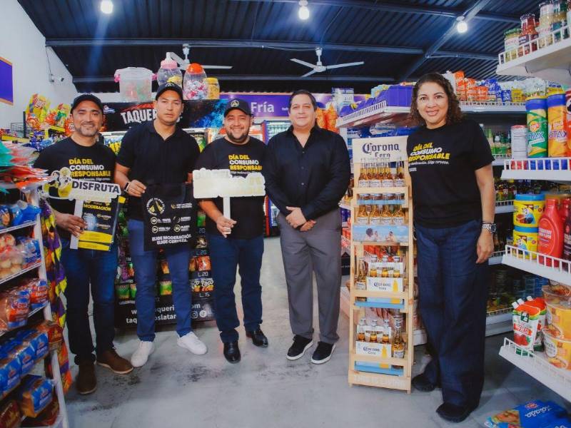 Representantes de Cervecería Hondureña e IHADFA compartieron mensajes educativos durante las visitas a establecimientos comerciales.