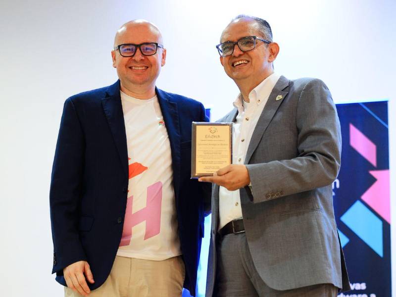 Josué Montero, CEO de Edutech, entregó a Javier Mejía, Rector de UTH un reconocimiento como patrocinador y sede.