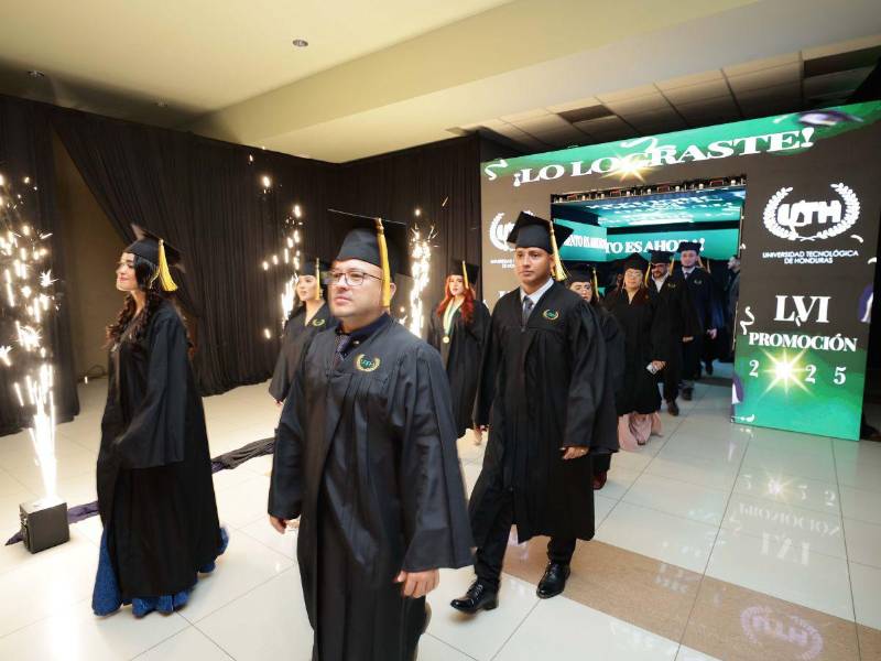 Los graduandos ingresan al recinto entre aplausos, simbolizando años de dedicación y estudio.