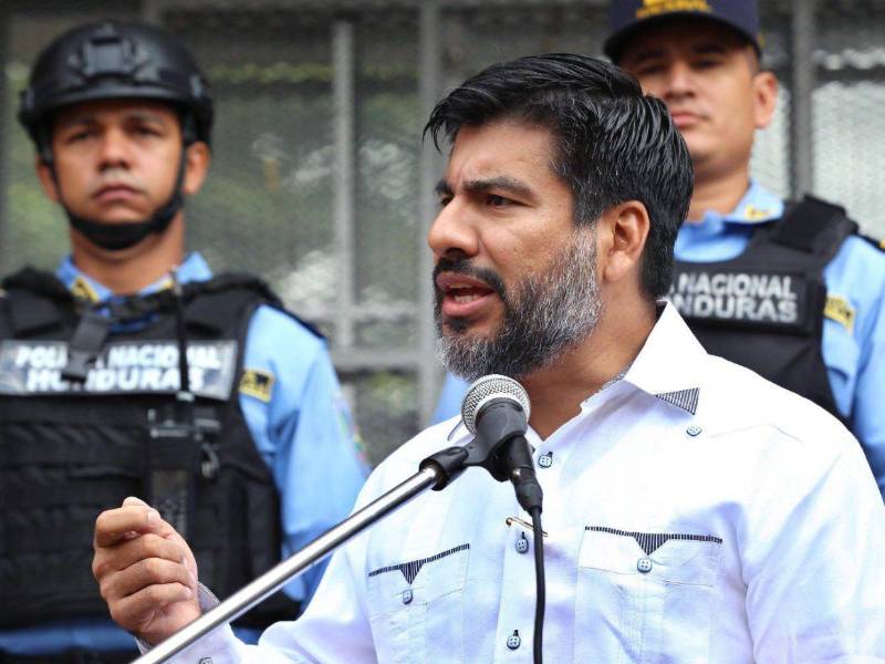 El fiscal Johel Zelaya, muy afín al partido en el poder, en los últimos meses ha emprendido una serie de acciones y amenazas contra políticos opositores y autoridades electorales, denuncian analistas.