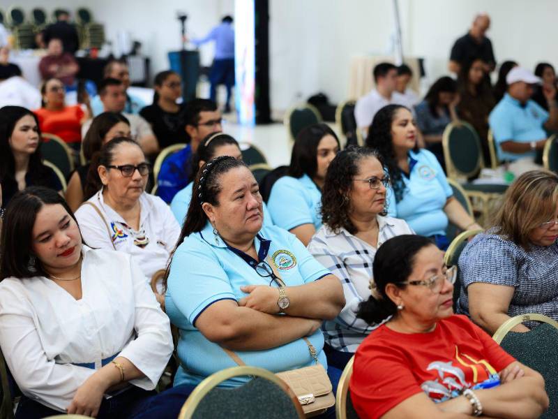 Docentes participan en un taller acerca de la salud mental.