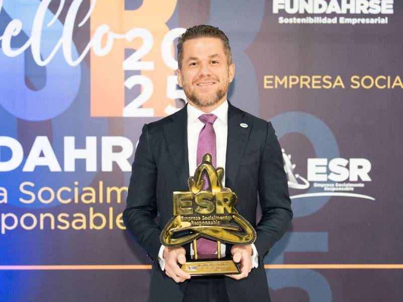 El máster Roger Enrique Valladares recibió el reconocimiento en nombre de la UTH.