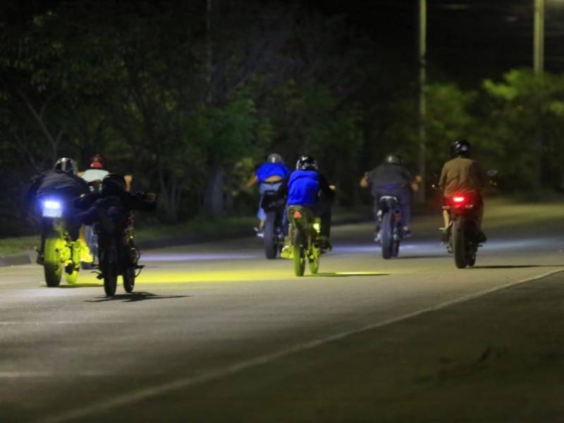 Los motociclistas corren en grupo. Un mal movimiento y podrían chocar con los demás.