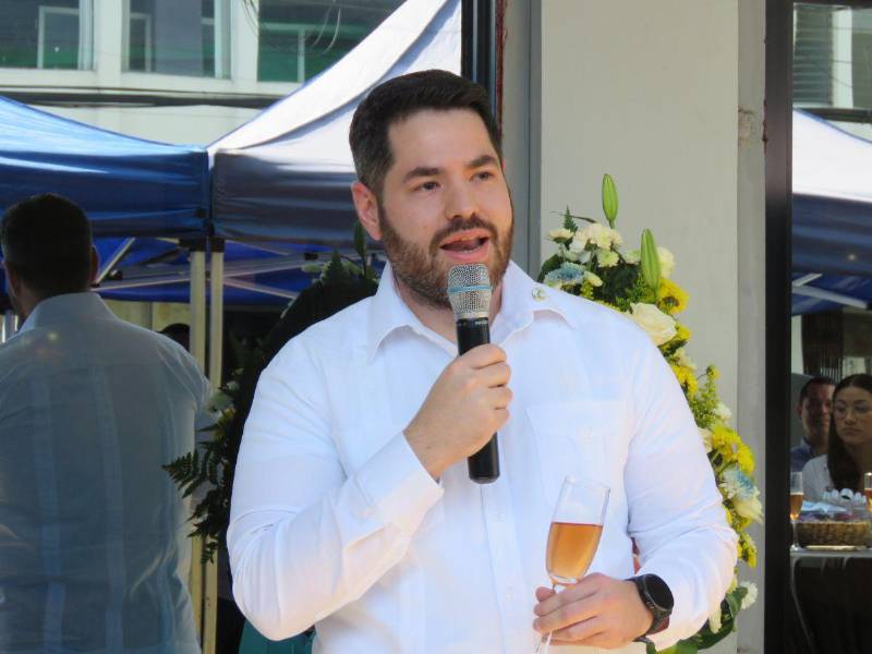 Roger A. Valladares también compartió con el público, ofreciendo el discurso del brindis.