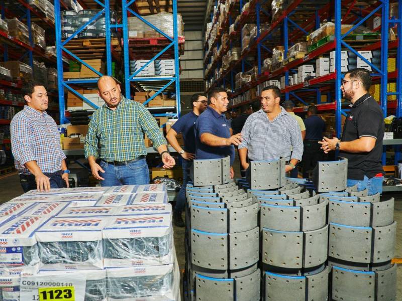 Durante la inauguración los clientes pudieron ver a los productos y recorrer los pasillos del centro de distribución junto a los asesores comerciales.