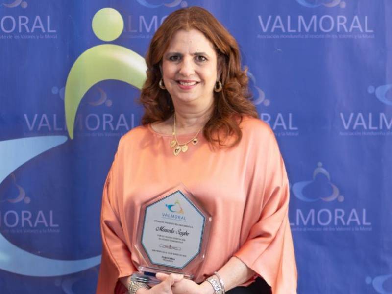 Marcela Saybe recibió un reconocimiento por su participación como conferencista en el desayuno empresarial.