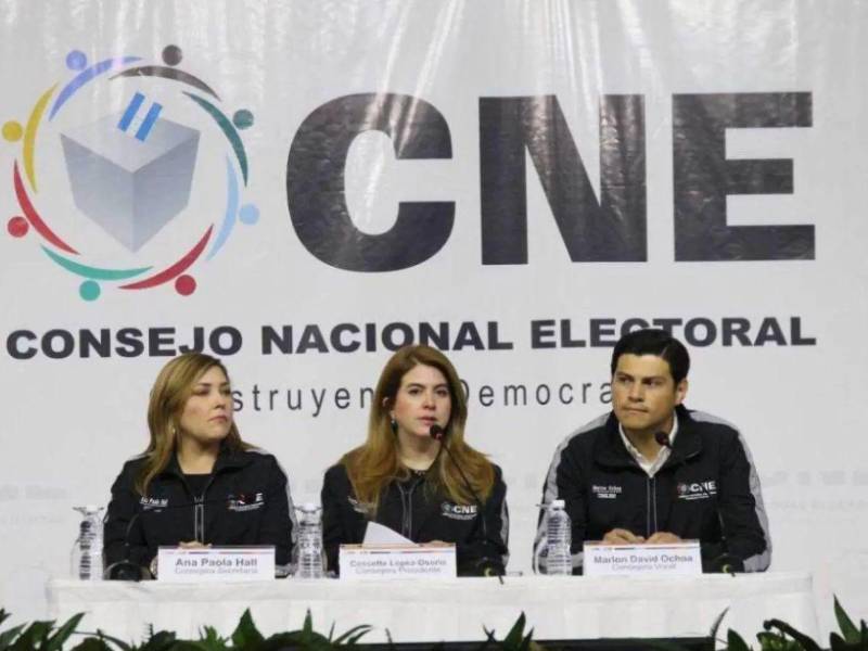 Con dos votos a favor y uno en contra, el pleno de consejeros del CNE evalúa el oficio que recomienda emitir la declaratoria oficial de los resultados presidenciales.