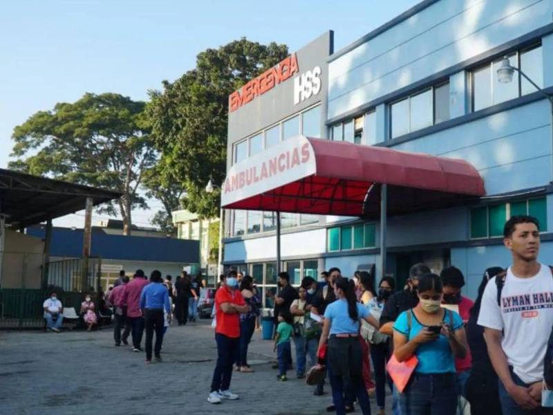 Desde la mañana del 5 de enero, se registraron largas filas en las afueras del IHSS de San Pedro Sula.