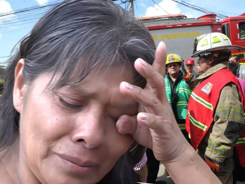 La tragedia ocurrida en la entrada de la colonia Villa Nueva, en Tegucigalpa, continúa dejando escenas de dolor entre los parientes de las víctimas. El desgarrador testimonio de una familiar de uno de los jóvenes que perdió la vida refleja el impacto de la tragedia en toda la comunidad.
