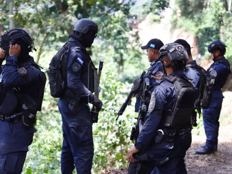 Un amplio operativo policial se desarrolló la mañana de este jueves en el sector de Las Peñitas, en la zona alta de El Merendón, donde agentes de la Policía Nacional y fiscales del Ministerio Público ejecutaron varios allanamientos como parte de investigaciones relacionadas con homicidios, delitos ambientales y delitos contra la propiedad.