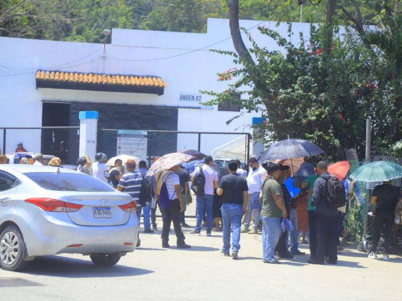 En Choloma, miles de clientes siguen llegando a diario; entre ellos destacan, sobre todo, empleados de maquilas que invierten su dinero, otros que destinan parte de sus prestaciones y algunos que incluso han llegado a solicitar préstamos para invertir en Koriun.