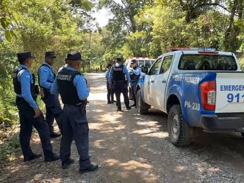 Agentes de la Policía Nacional se desplazaron al lugar y procedieron a acordonar el área.
