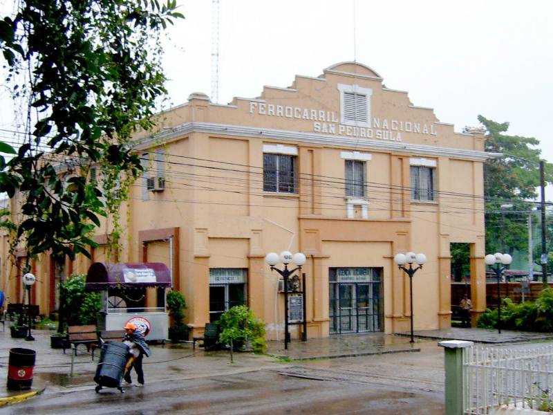 El ferrocarril llegó en 1888 a San Pedro Sula al terminar el primer tramo de línea que conectó a Puerto Cortés.