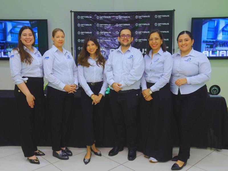 Ejecutivos de Laboratorios Bueso Arias mostraron su alegría por continuar la estrecha relación empresarial con UTH y Optimus Card.