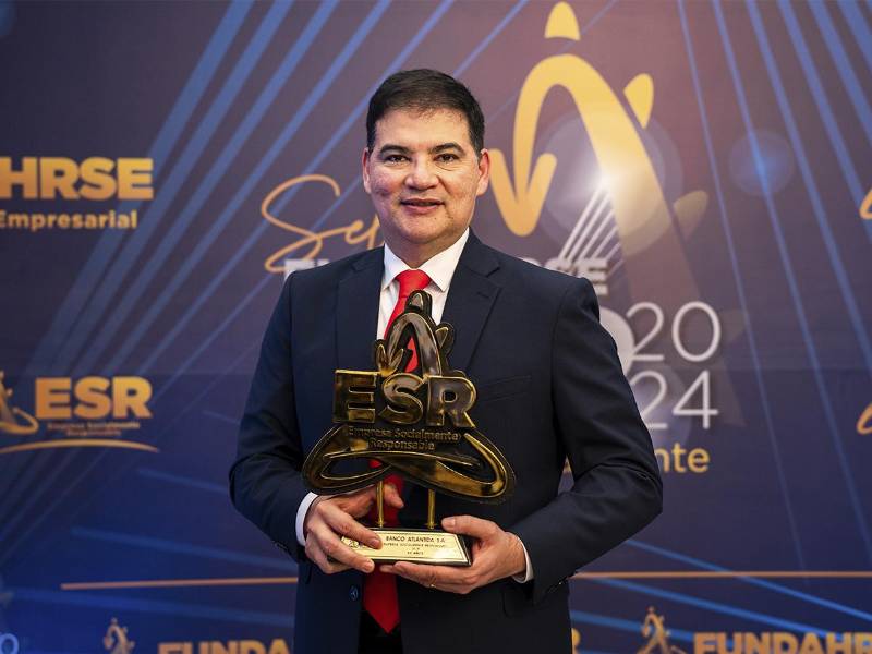 Carlos Girón, Vicepresidente Corporativo de Imagen y Reputación Institucional muestra con satisfacción el reconocimiento otorgado por Fundahrse.