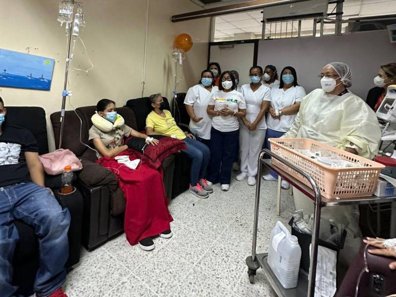 Personal médico y enfermería monitorean a pacientes que se aplicaron la primera dosis de la nueva terapia contra la esclerosis múltiple.