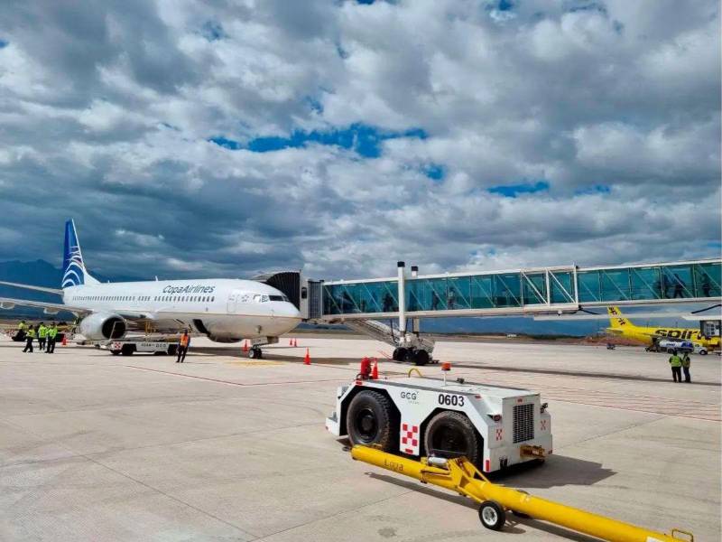 El Aeropuerto Internacional Palmerola, en Comayagua, cuenta con siete mangas de abordaje y capacidad para atender hasta 13 aeronaves de manera simultánea.