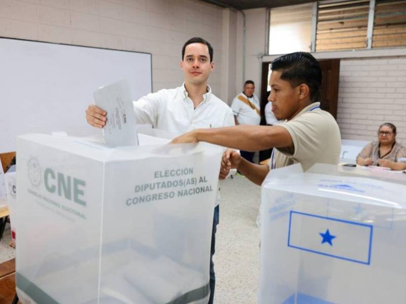 Luis Rodríguez al ejercer su voto en la UNAH Cortés.