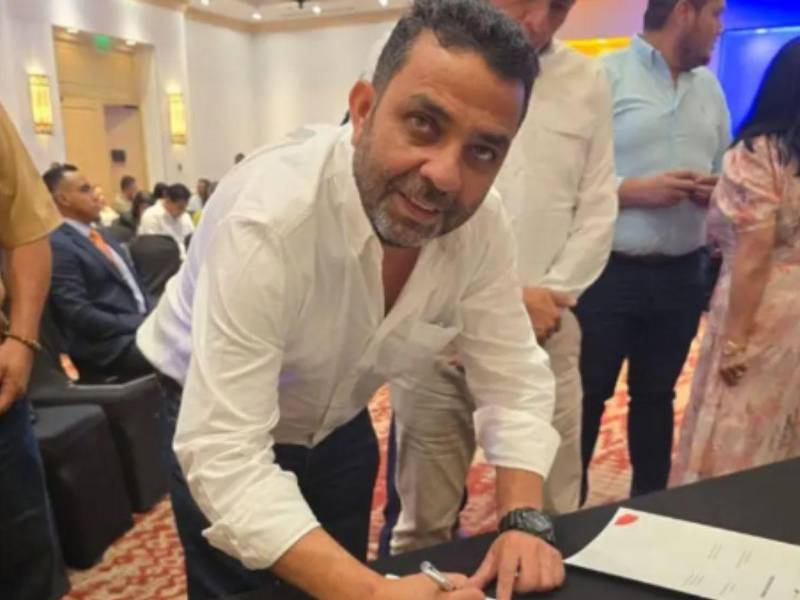 En el video difundido el 11 de julio, se ve a Johny Alejandro Carrasco, alcalde de Yuscarán, consumiendo bebidas alcohólicas y cigarrillos en un salón municipal.