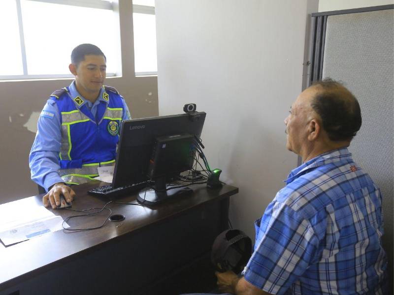 La licencia de conducir es uno de los trámites con mayor demanda en Honduras. A diario, las oficinas encargadas pueden recibir a más de 400 conductores, algunos que solicitan el documento por primera vez y otros que realizan su renovación.