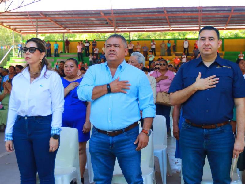 Autoridades y pobladores participaron en la entrega de 1,347 títulos de propiedad, que beneficiarán a más de 5,300 habitantes de nueve comunidades de Olanchito.