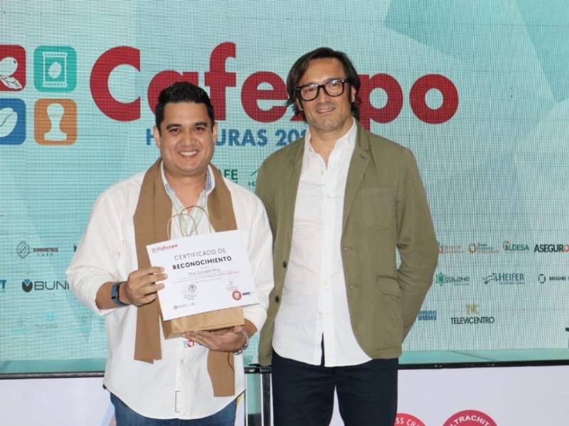 Jorge Brizuela recibe el reconocimiento otorgado a The Golden Pig.
