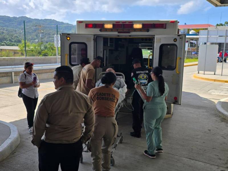 El oficial Wilmer Guerrero presentó complicaciones cardíacas y fue trasladado de emergencia al hospital Satuye, en Roatán.