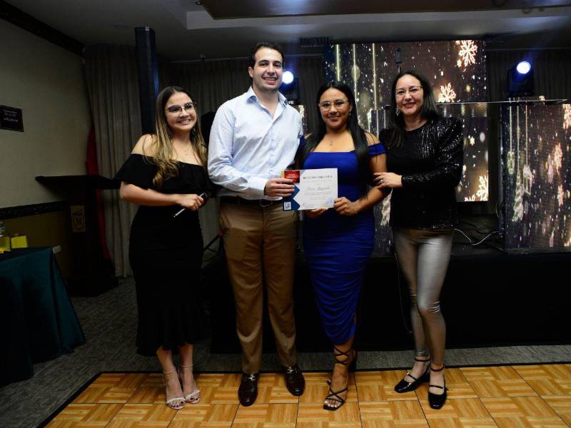 Tania Moncada, de Administración y Finanzas, recibió un reconocimiento como Empleada del Año 2024.