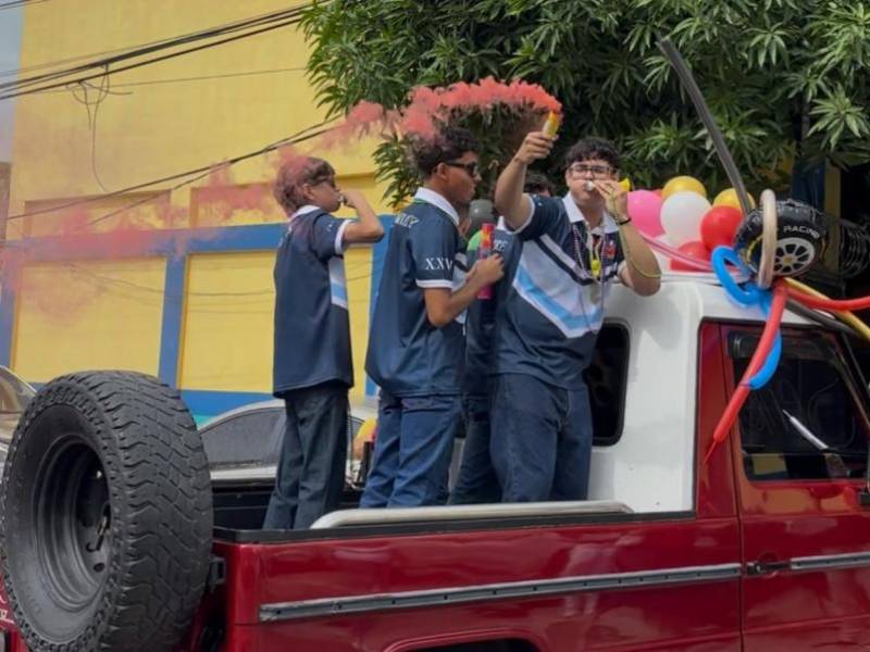 En vehículos clásicos llegaron los estudiantes, quienes recorrieron la Primera calle de San Pedro Sula hasta llegar a su colegio.