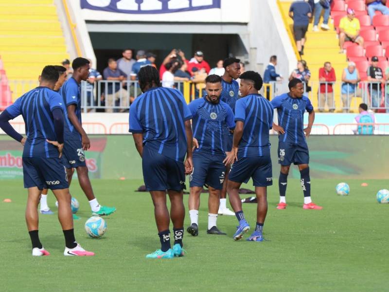 El entrenador Javier López de Motagua mandó un equipo alternativo para medirse al Estrella Roja. Foto David Romero.