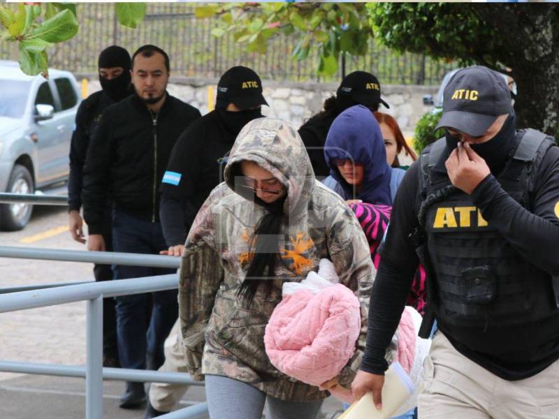 Cuatro personas capturadas por el caso Sedesol ingresaron hoy a la Secretaría de la Corte Suprema de Justicia (CSJ) para comparecer en la audiencia de declaración de imputado.