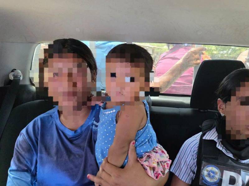 La joven madre junto a su hija, después del allanamiento realizado por la DPI.