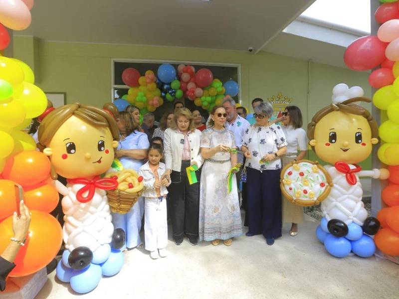 La vicealcaldesa electa, Maritza Somoza, la esposa del alcalde, Zoila de Contreras y Linda Coello, en la inauguración del comedor infantil.