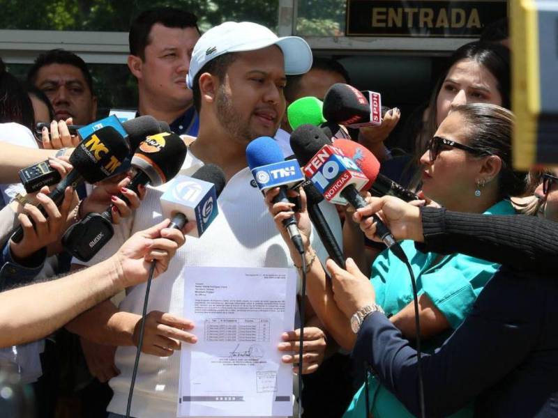 El director de Protección al Consumidor, Danilo Lou, sostenía los expedientes entregados al Ministerio Público con los que se denunciaron a las clínicas que fueron expuestas por la Unidad de Investigación de LA PRENSA Premium y EL HERALDO Plus.