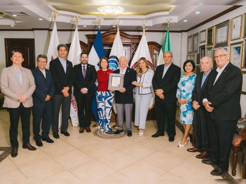 La ceremonia incluyó la entrega de un reconocimiento a Roger D. Valladares.