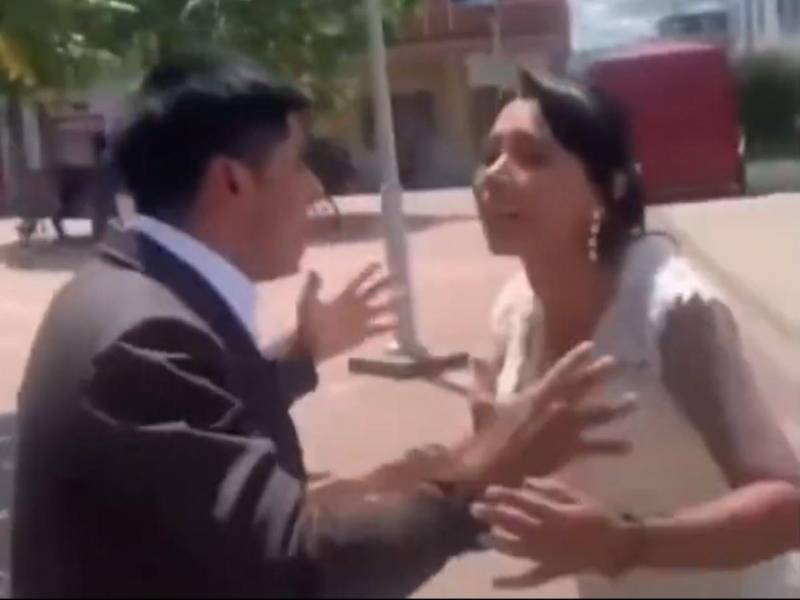 Un video que circula en redes sociales, que comenzó a hacerse viral muestra a una presunta novia que se encuentra a punto de entrar a la iglesia para casarse, pero de último momento sufre un aparente colapso nervios donde se le ve llorando y diciendo que ella no quiere casarse porque no ama al hombre con el que se comprometió.