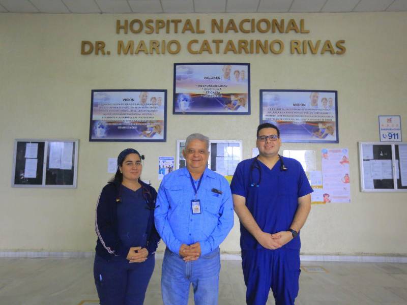 La doctora Alejandra Gómez, Marco Molina Soto y Jorge Beltrán.