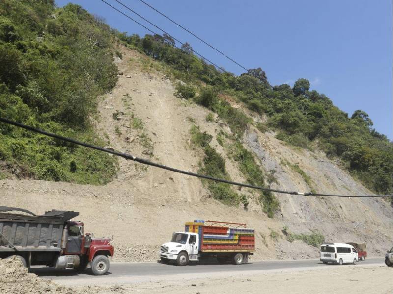 La falla geológica ubicada a la altura de la colonia Lempira provoca derrumbes y ocasiona atrasos de varias horas a los conductores, por lo que se considera necesaria la construcción de un túnel o un puente.