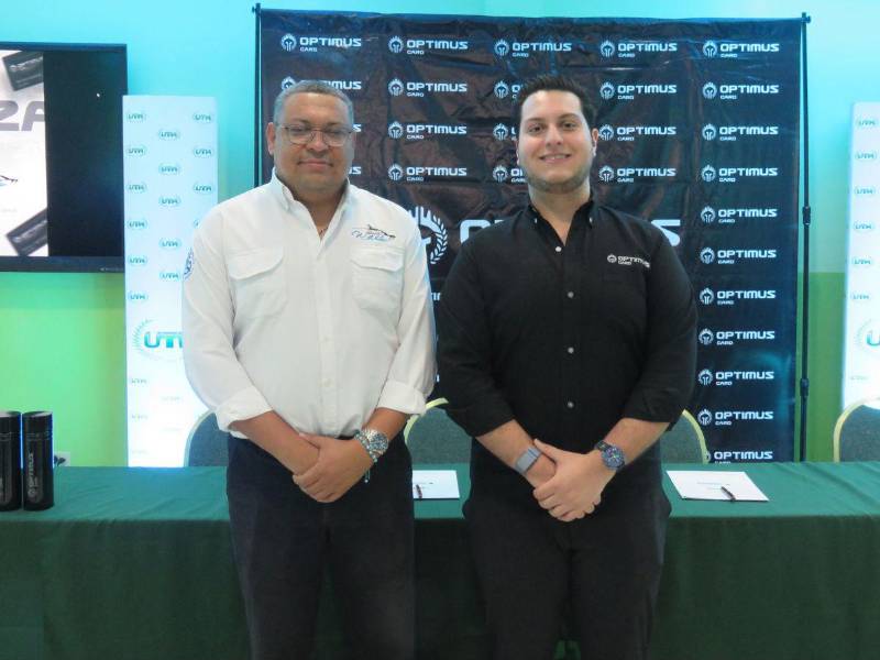 Jesús Reyes, de Galaxy Wave, y Julio Valladares, gerente de operaciones de Optimus Card.