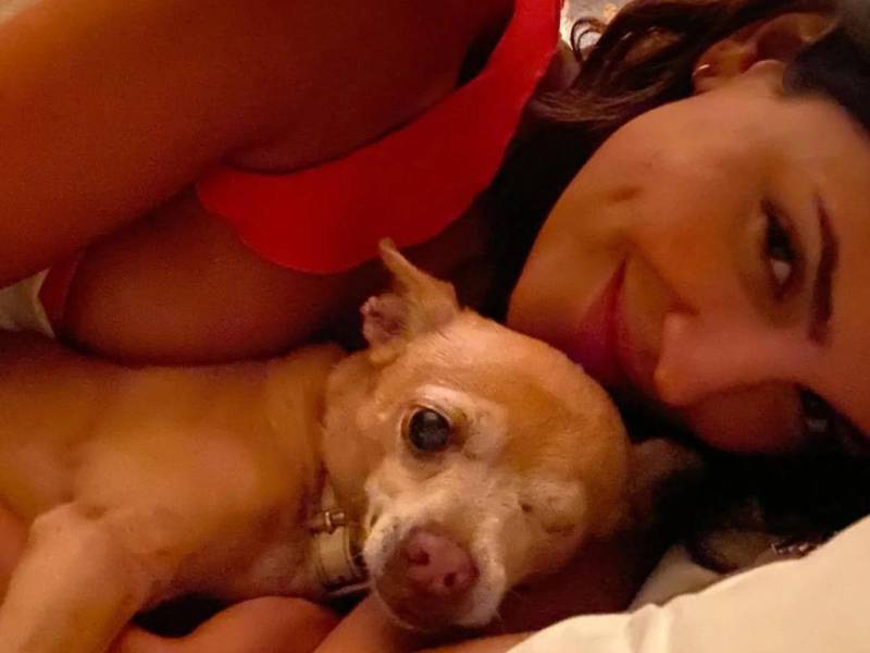 Eiza González junto a su ahora fallecida perrita.