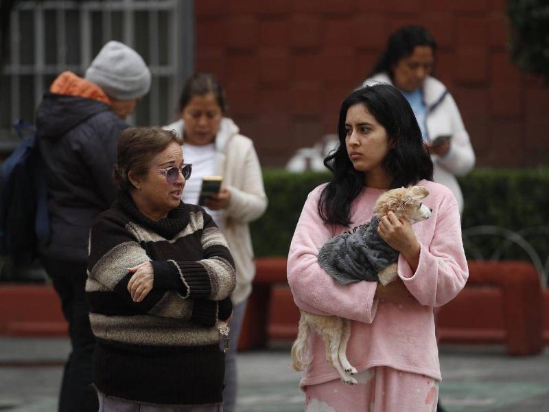 Ciudadanos desalojaron sus hogares tras la alerta sísmica.