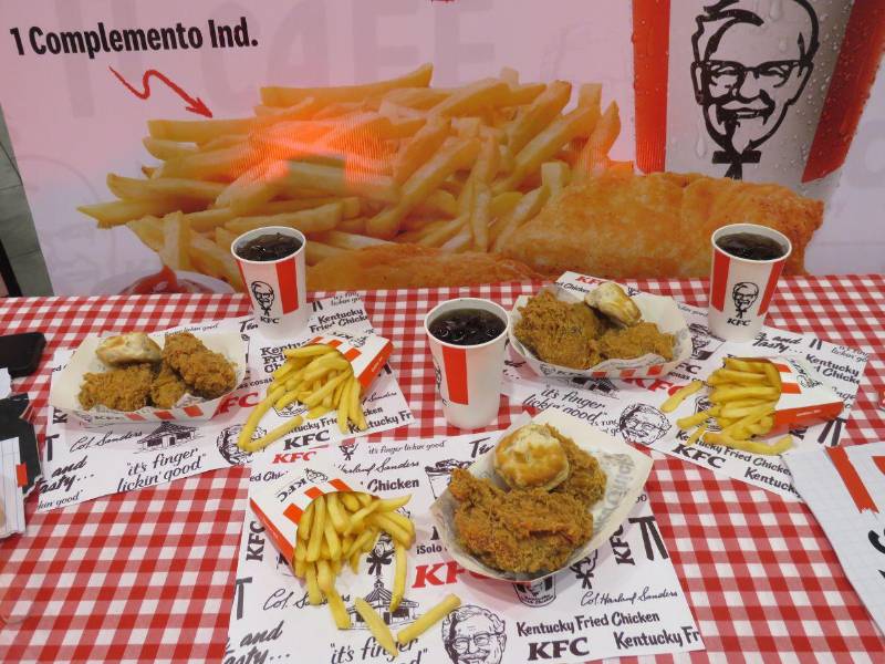 Así de irresistible luce el Big Trío, preparado con la clásica receta de hierbas y especias patentada por KFC.