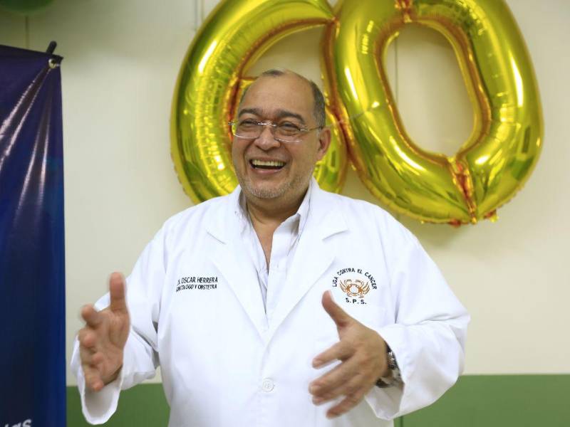 El doctor Óscar Herrera, director médico de la Liga Contra el Cáncer, conversa con el equipo de Diario LA PRENSA con motivo del 60 aniversario de la organización.
