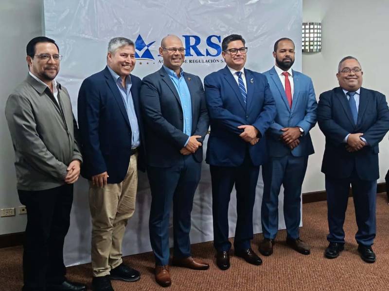 Autoridades de Arsa y expertos regionales participaron en un foro para fortalecer la regulación sanitaria y la vigilancia de medicamentos.