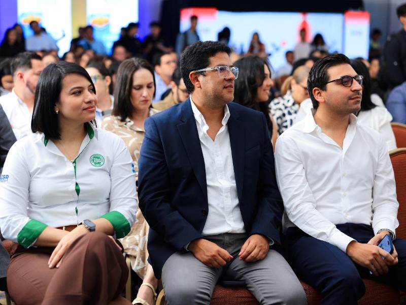 Beverly Rivera, Hugo Barascout y Erick Rosenthal durante el evento de entrega de reconocimientos.