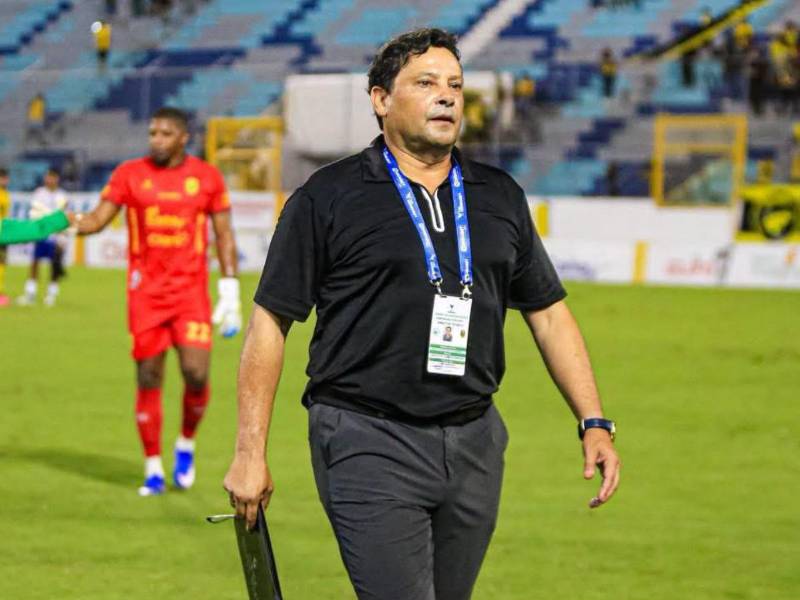 El entrenador del Real España, Jeaustin Campos, tiene contrato con Real España hasta mayo del 2027, pero los últimos problemas económicos con el atraso de su salario lo tienen molesto. Fotos: Neptalí Romero